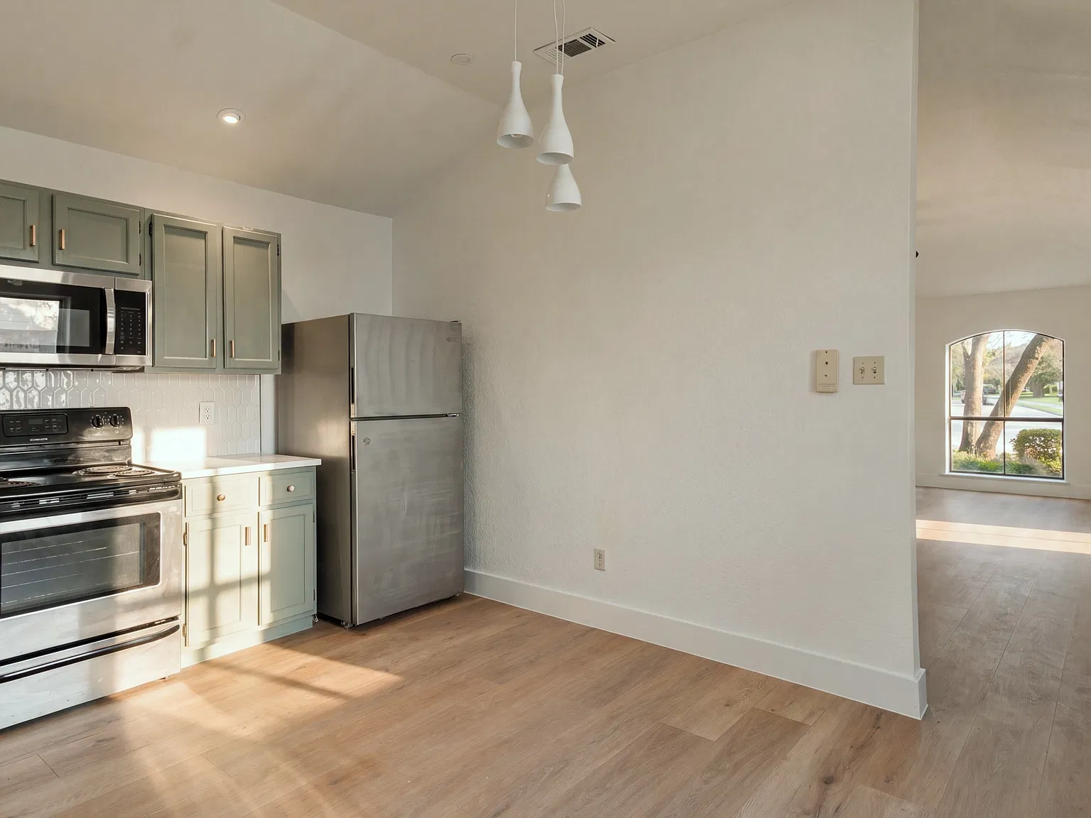 2 bed, 1004 sqft, $1,800 — Photo 3