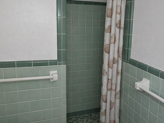 4th image of 2208 Suzanne Cir NW