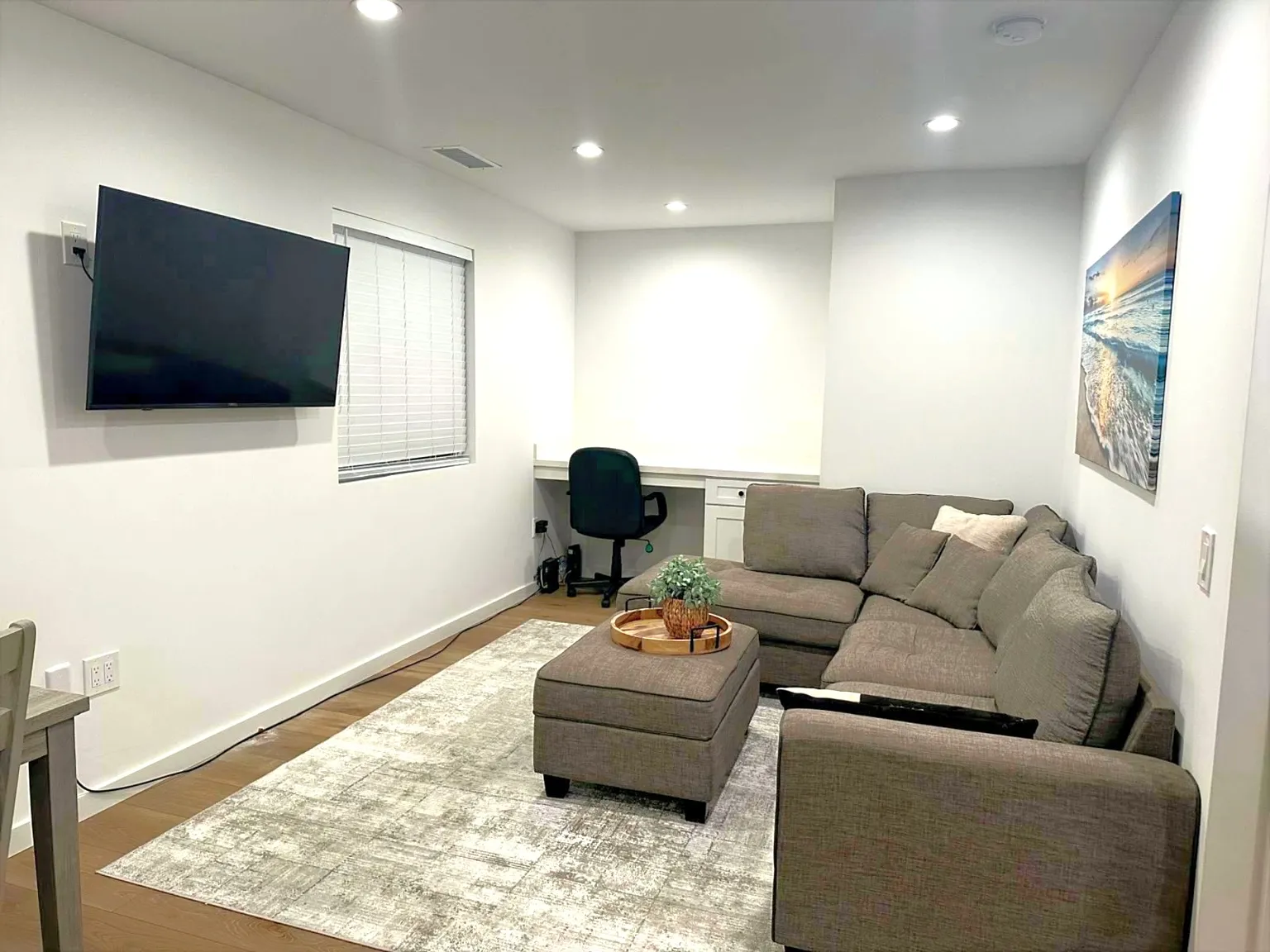 2 bed, 800 sqft, $4,300 — Photo 1