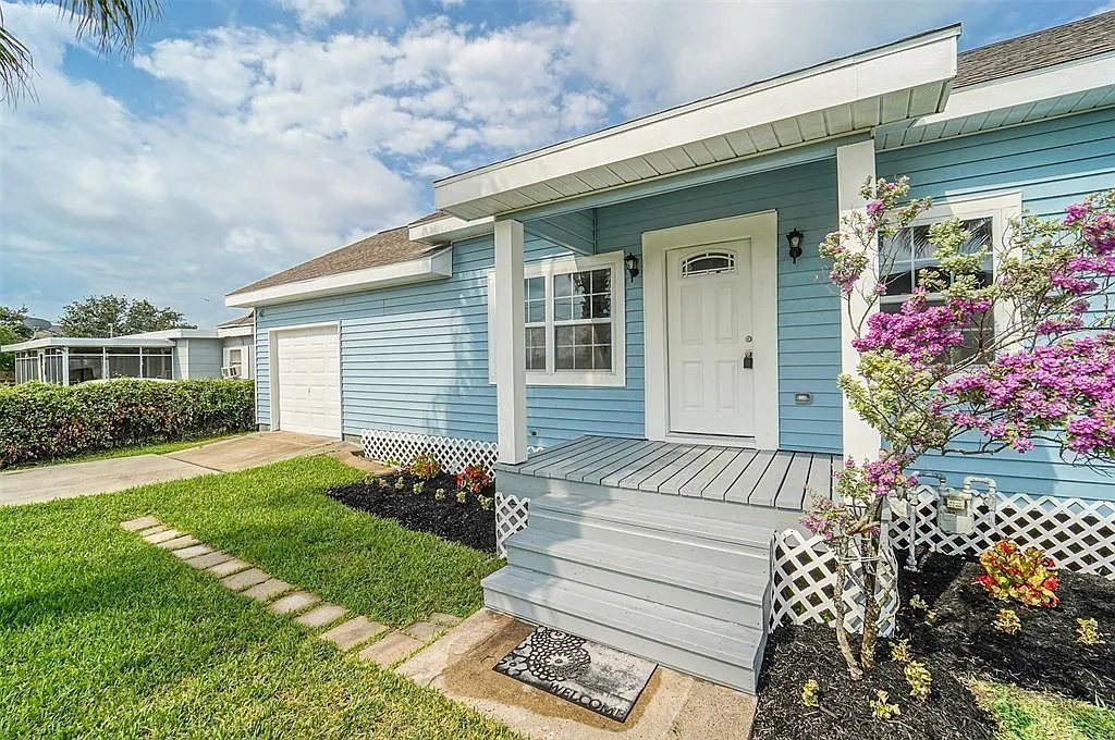 3 bed, 2.0 bath, 1352 sqft, $2,175 — Photo 1