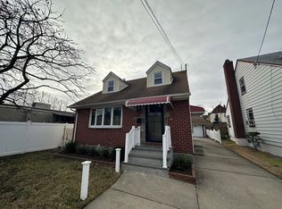 291 Saville Rd, Mineola, NY 11501