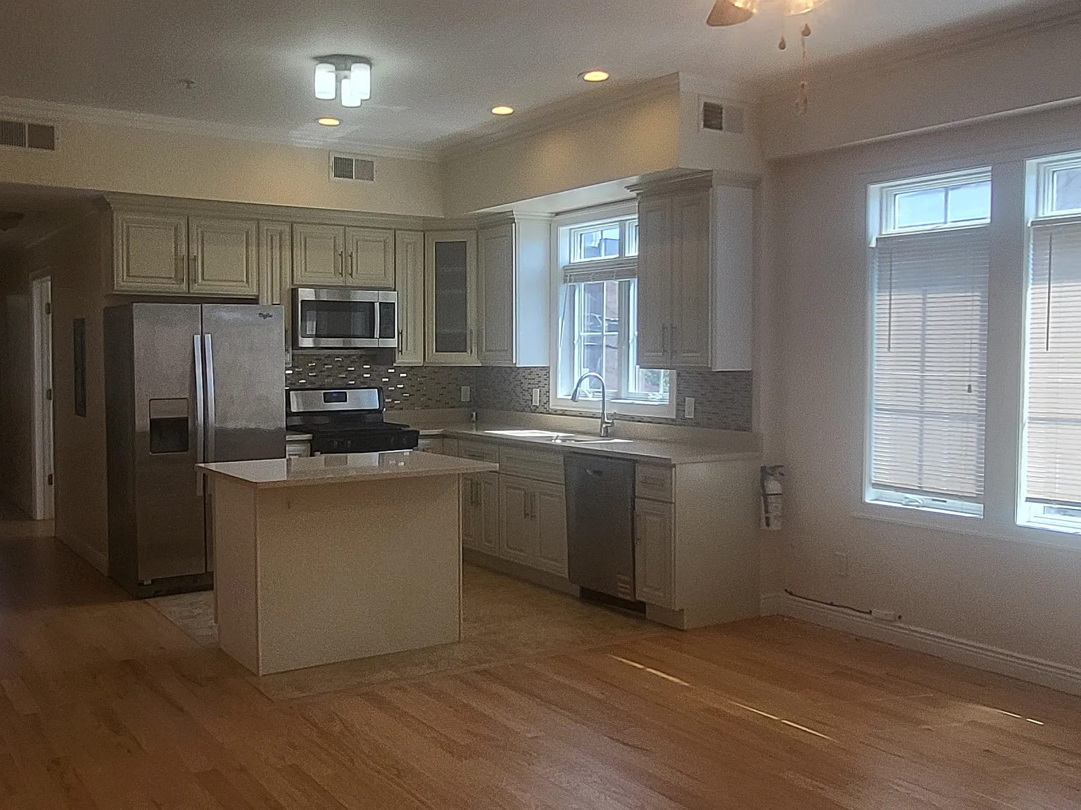 2 bed, 1000 sqft, $3,200 — Photo 3
