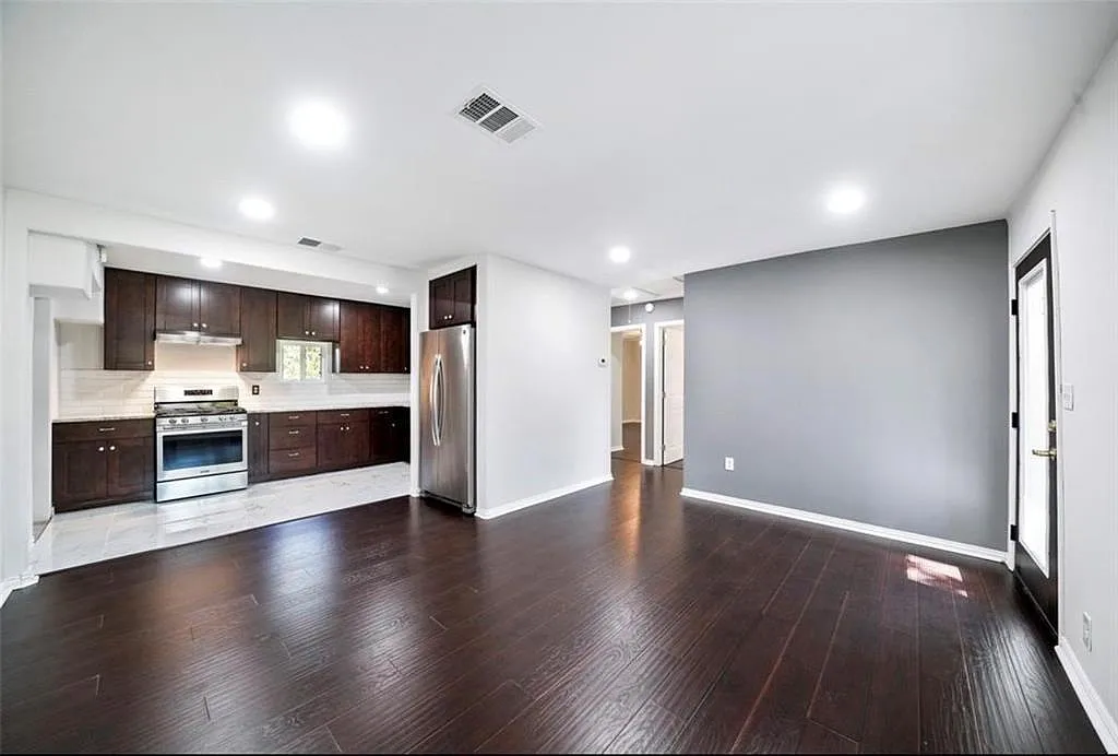 3 bed, 1.0 bath, 1359 sqft, $2,100 — Photo 4