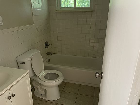 4th image of 3322 Valley View Dr NE