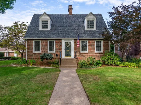 2944 Middle Rd, Davenport, IA 52803