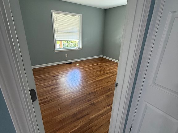 5th image of 265 Elmwood Dr