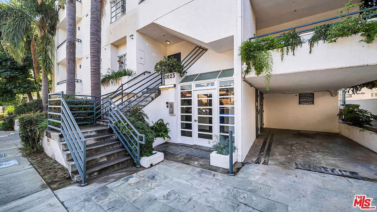 2 bed, 4.0 bath, 2104 sqft, $6,195 — Photo 2