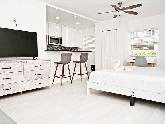 4th image of 4109 N Ocean Dr #9