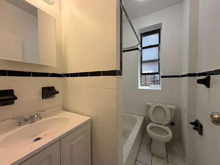 2387 Morris Ave #C4 — Photo 6
