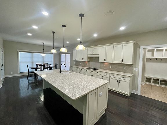 4th image of 104 Peacock St