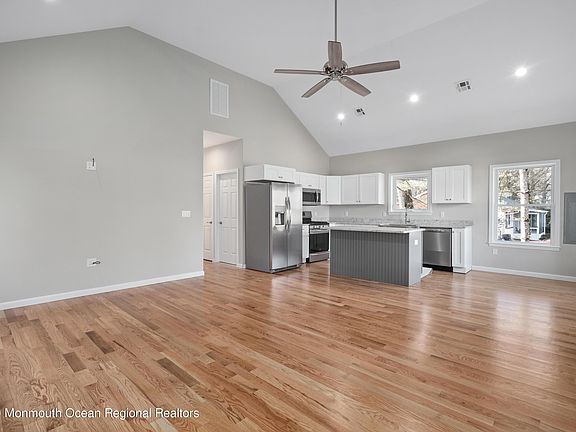3rd image of 538 E Bayview Ave
