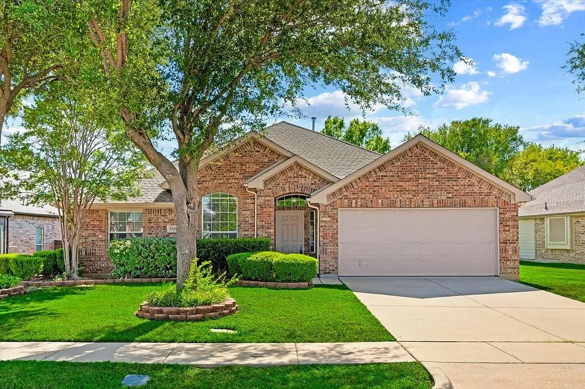 4 bed, 2341 sqft, $2,850 — Photo 2
