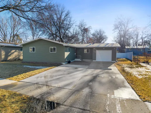 15 22nd St SW, Minot, ND 58701