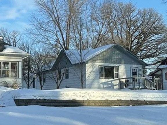 2nd image of 831 Willow St