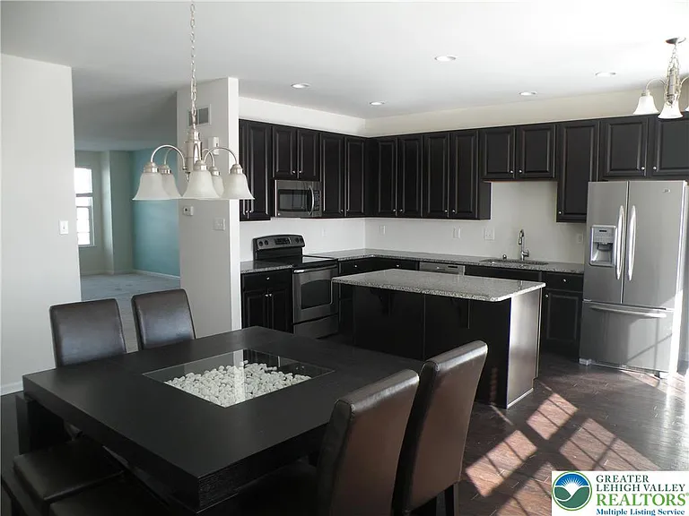 6092 Valley Forge Dr — Photo 3