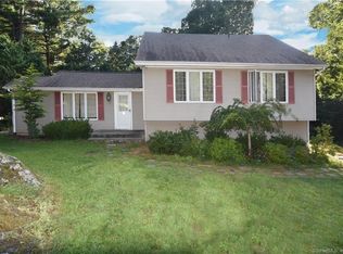 9 Flak Ln, New Fairfield, CT 06812