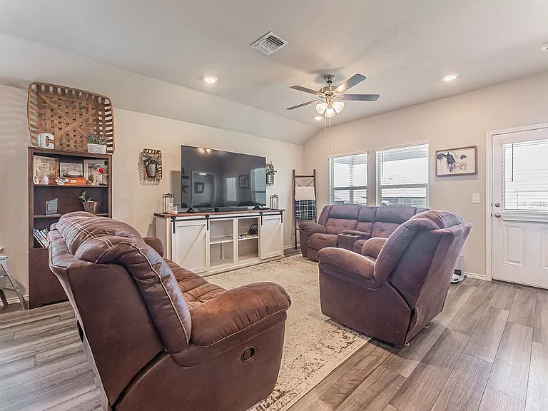 2306 Aylesbury Dr — Photo 6