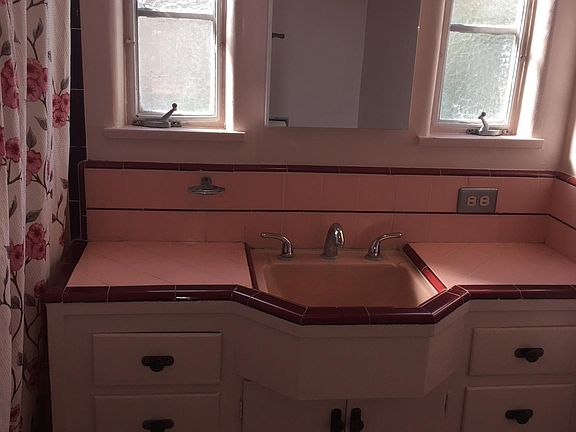 Bathroom with tub/shower