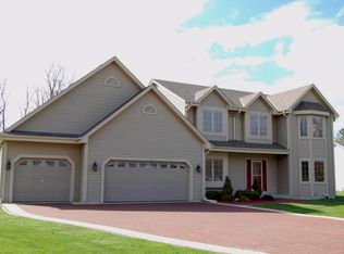 7499 S North Cape Rd, Franklin, WI 53132