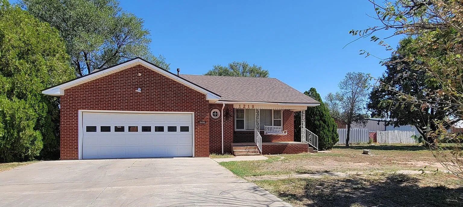Classic Home With Basement And Hardwood Floors — Photo 1