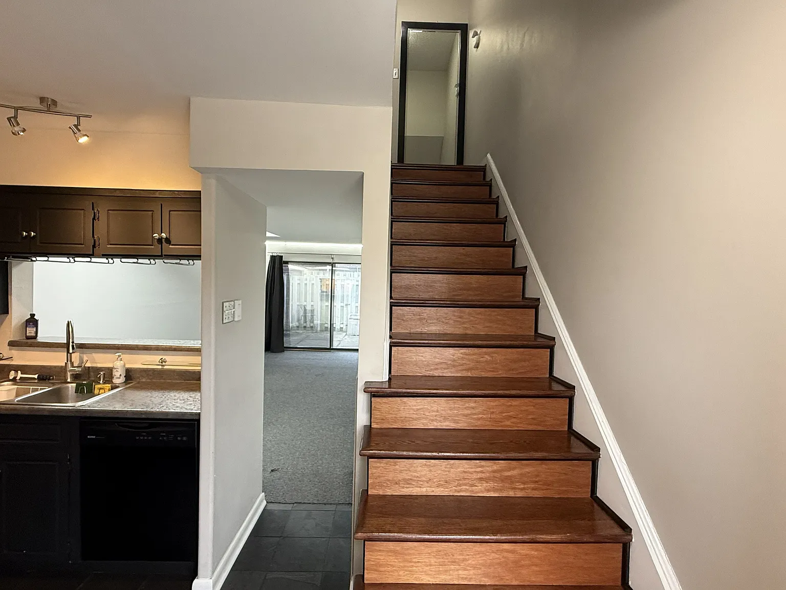 2 bed, 1.5 bath, 980 sqft, $1,275 — Photo 2