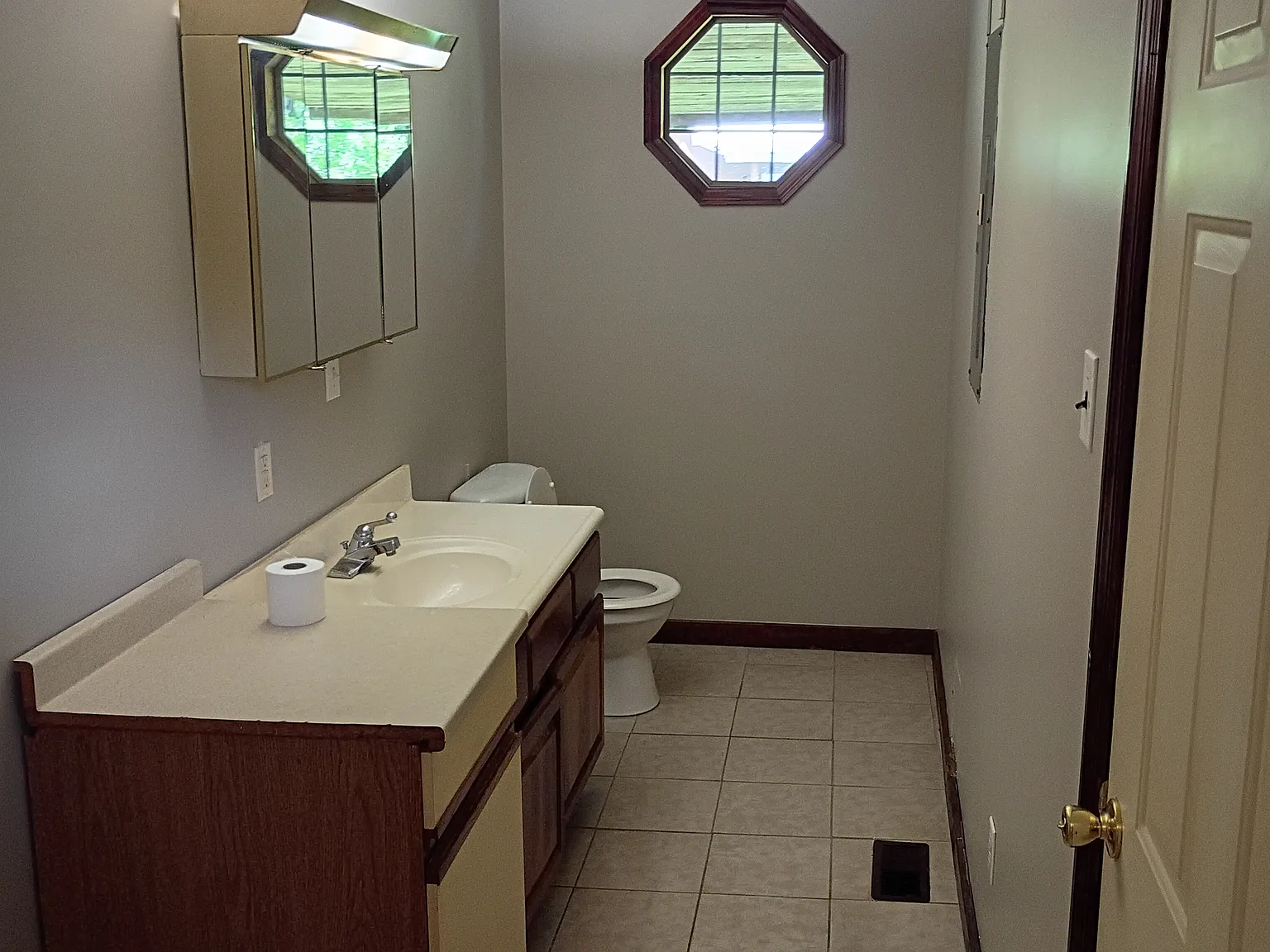 2 bed, 1100 sqft, $1,000 — Photo 2