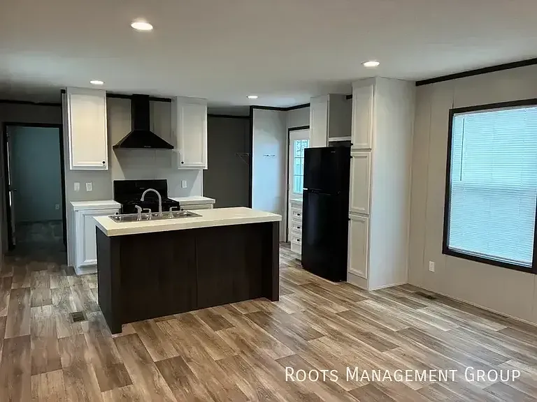 700 E 6th St #8 — Photo 5