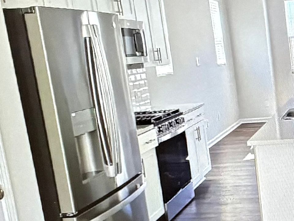 1st image of 2000 Sequoia Ln #2