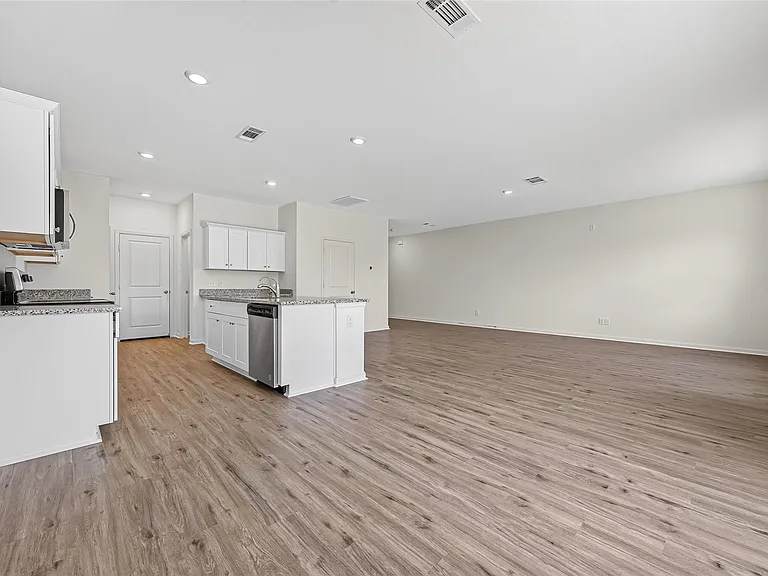 654 Amesbury Rd — Photo 15