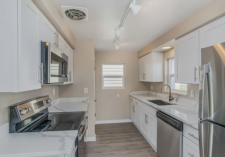 1732 Dexter Ave N — Photo 6