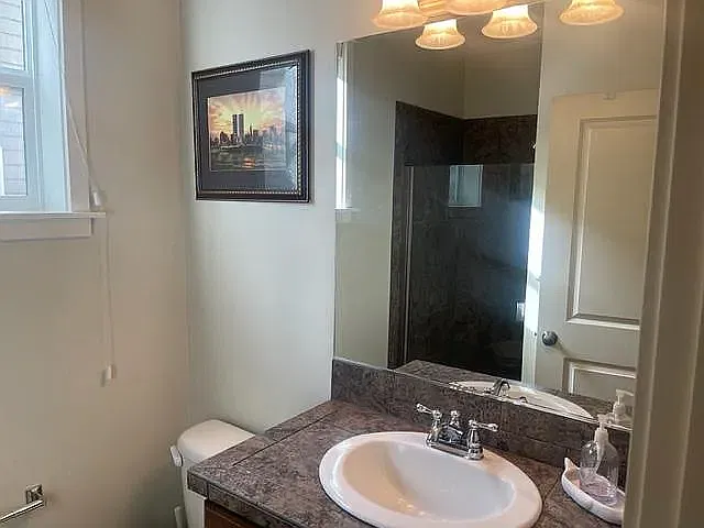 5 bed, 2.5 bath, 2736 sqft, $5,000 — Photo 2