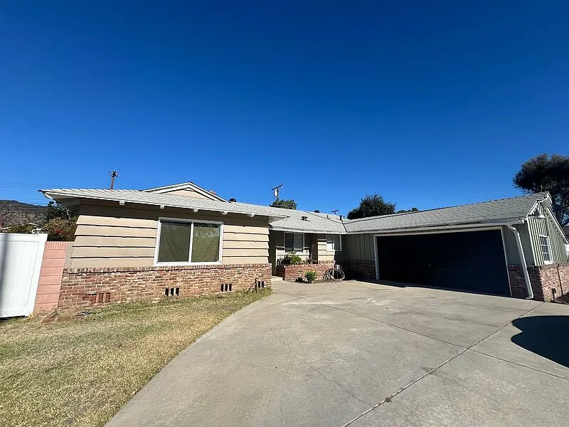 951 E Foothill Blvd