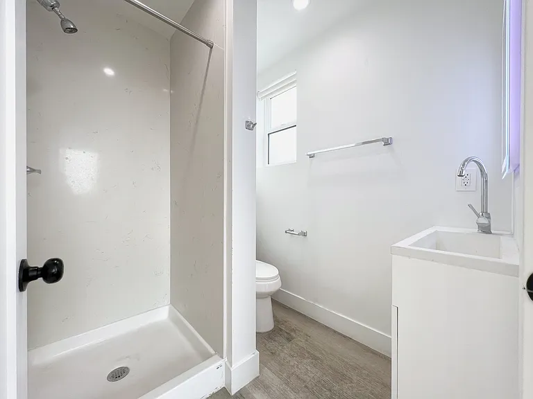 1353 1/4 W 37th St #4 — Photo 6