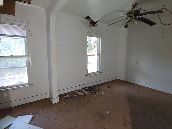 5th image of 709 Valley Dr