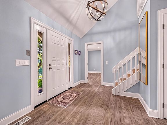 5th image of 4 Pond View Dr