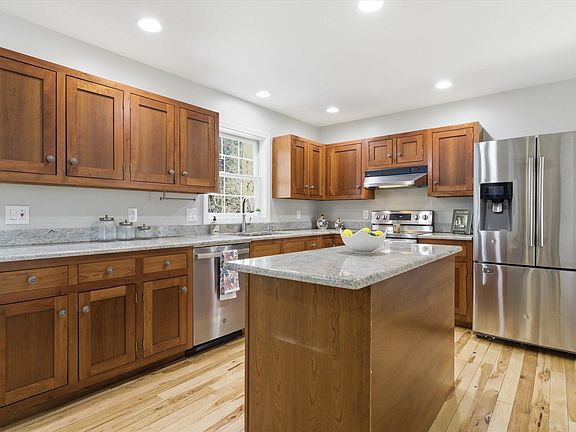 4th image of 8 Matthews Road