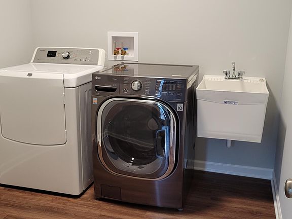 Laundry room with washer, dryer and tub