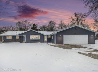 633 S Cloverhill Rd, Jackson, MI 49201