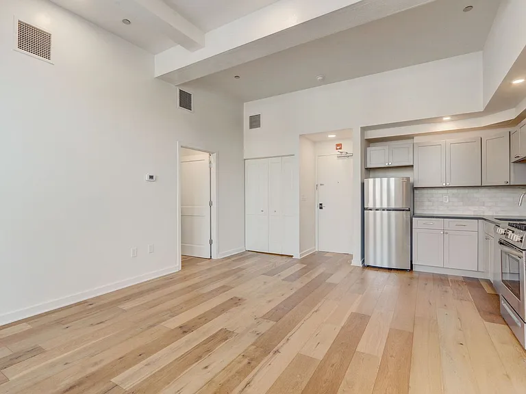 Franklin House Apartments — Photo 45