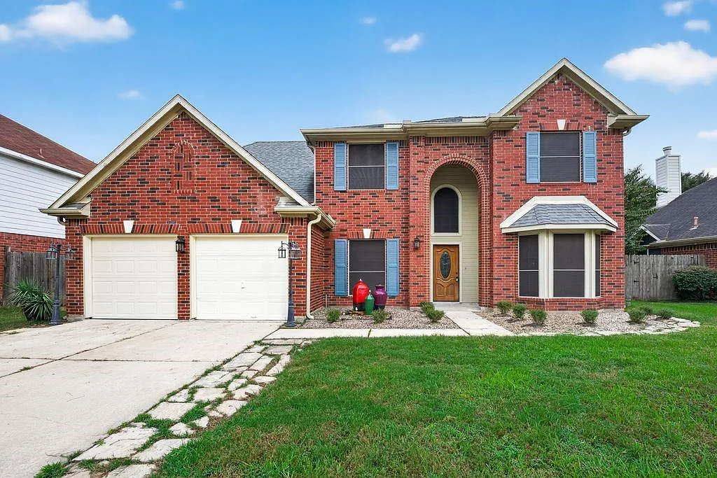 4 bed, 2.5 bath, 2680 sqft, $2,500 — Photo 1