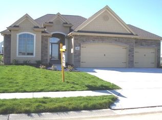 1005 Edgewater Dr, Papillion, NE 68046