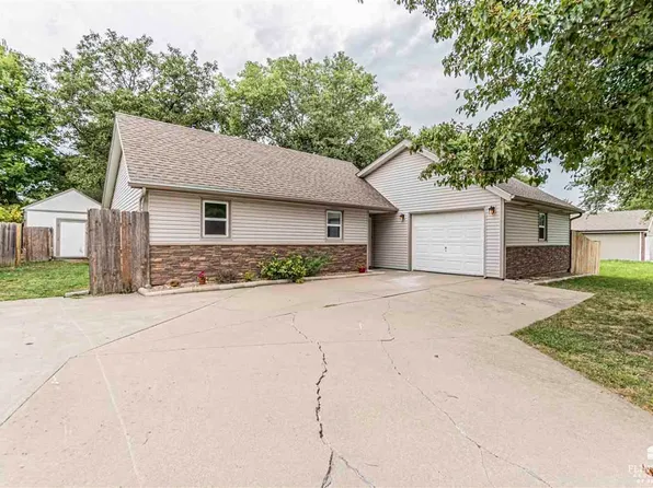 404 Guinevere Dr, Junction City, KS 66441