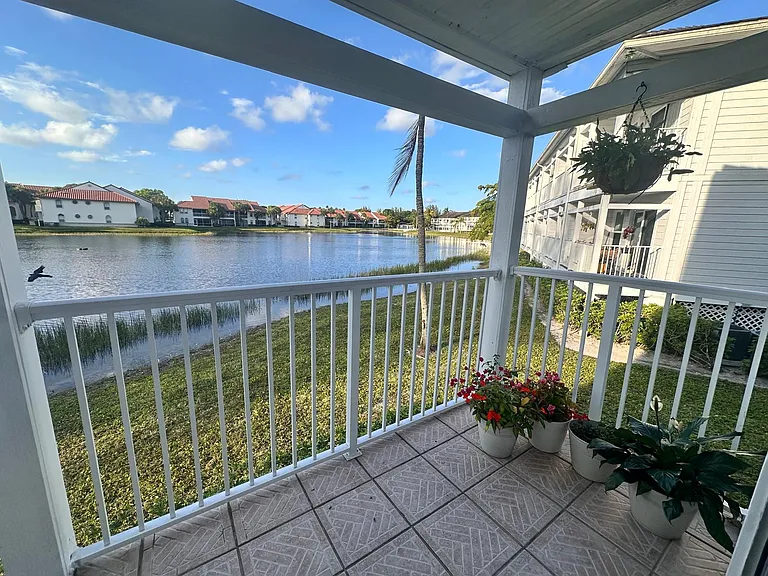 160 Cypress Point Dr — Photo 1