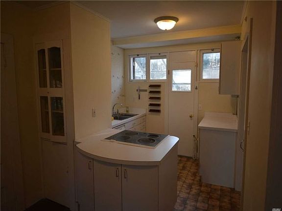 4th image of 10 Delafield Woods