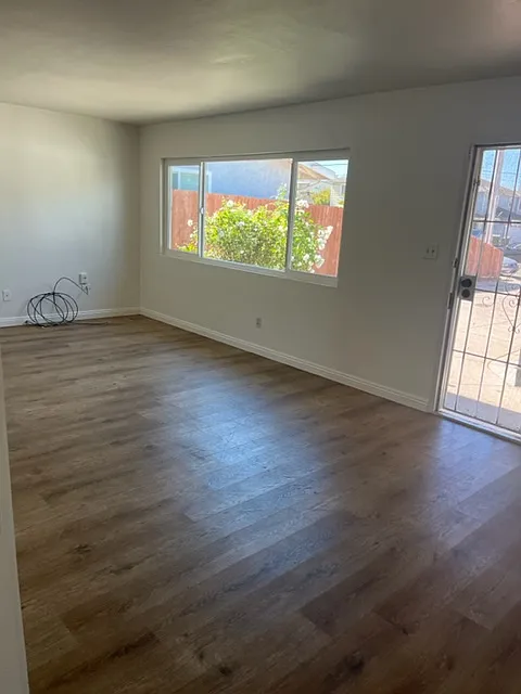 563 Emory St — Photo 4