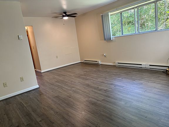4th image of 5605 Happy Hollow Rd #6
