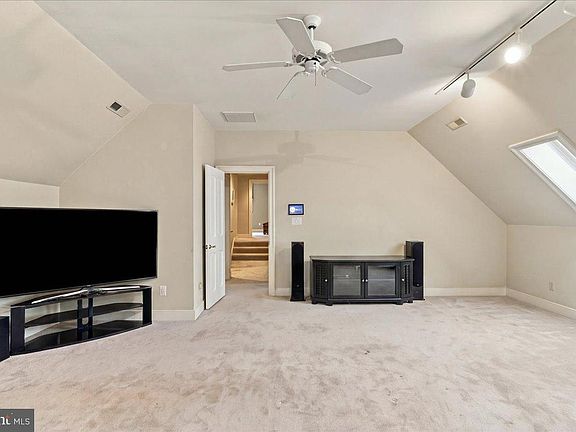 4th image of 1249 Inlynnview Rd