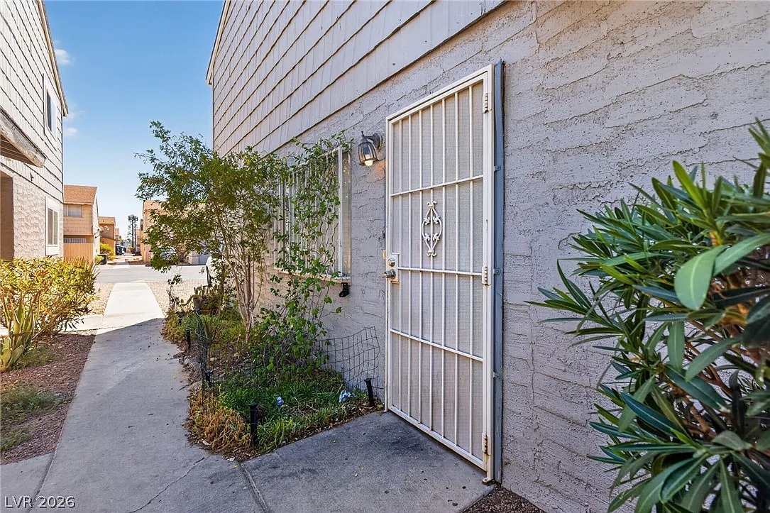 2 bed, 2.0 bath, 3748 sqft, $1,300 — Photo 1