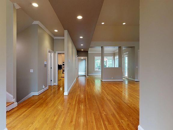 4th image of 131 Abbeywood Dr