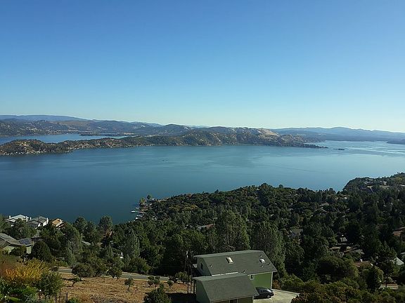Views of lake in every rm.